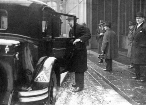 le_ministre_louis_serre_monte_a_bord_dune_c6_en_1933.jpg